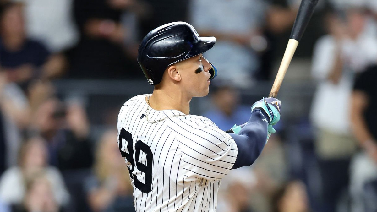 Aaron Judge rompe su sequía de jonrones con un grand slam decisivo contra Boston, impulsando a los Yankees en su lucha por título divisional.