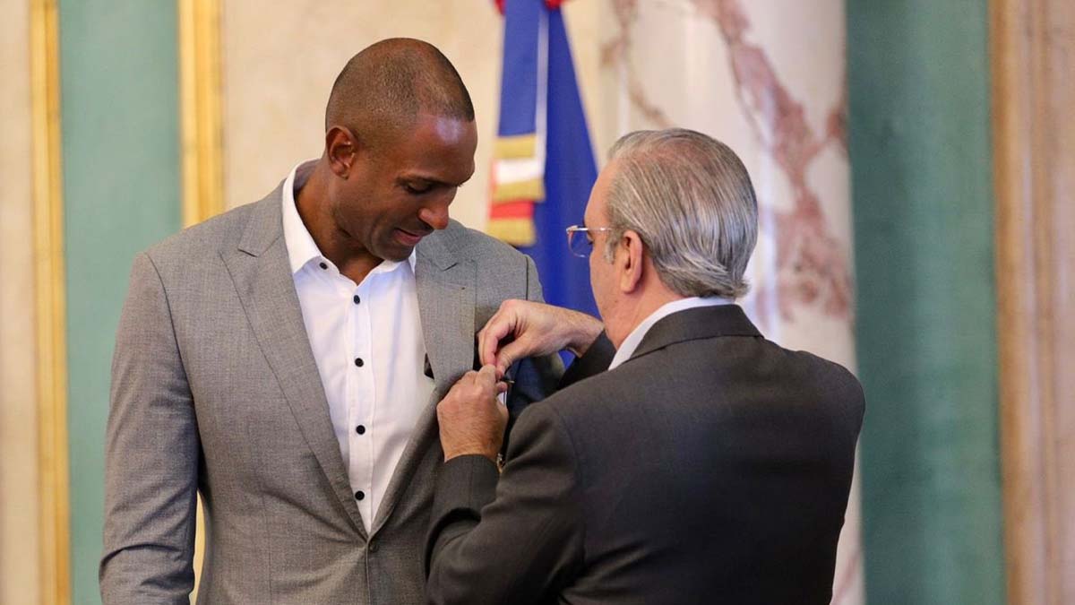 El presidente Luis Abinader condecoró a Al Horford con la Orden del Mérito de Duarte, Sánchez y Mella por su histórica trayectoria en la NBA y su reciente título como campeón con los Celtics.