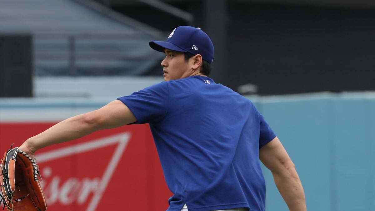 Shohei Ohtani podría regresar al montículo como relevista en los playoffs con los Dodgers, aunque el riesgo de una nueva lesión está presente tras su cirugía de codo. ¿Lo veremos lanzar en octubre?